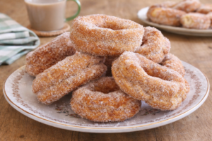 Rosquillos manchegos fritos con azúcar, dulce tradicional de Semana Santa