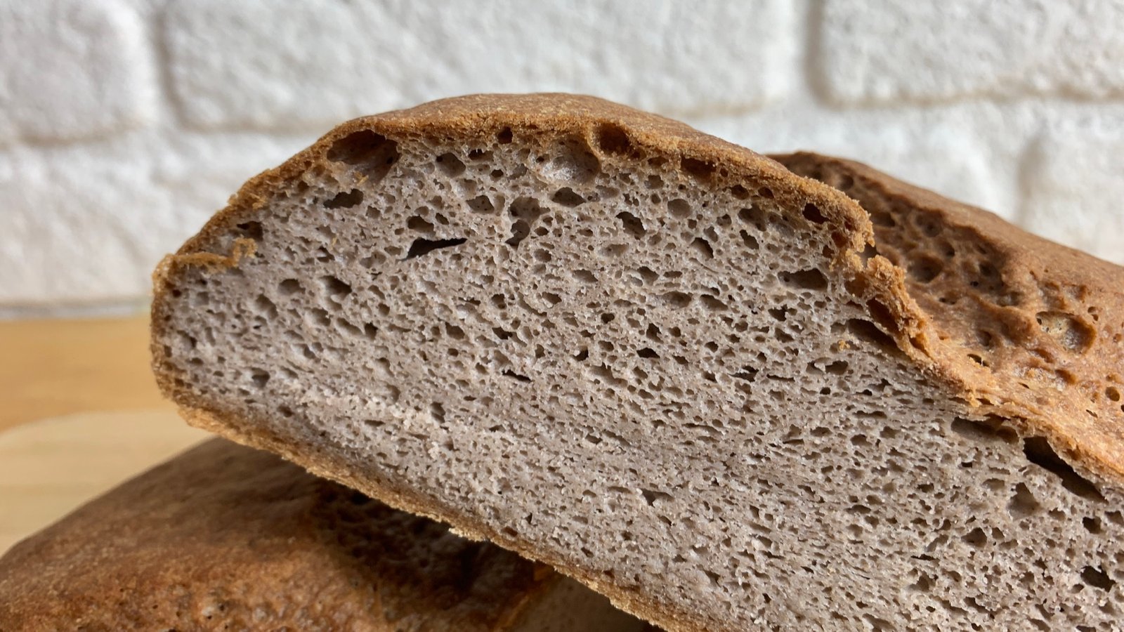 Detalle de la miga de un pan de trigo sarraceno sin gluten