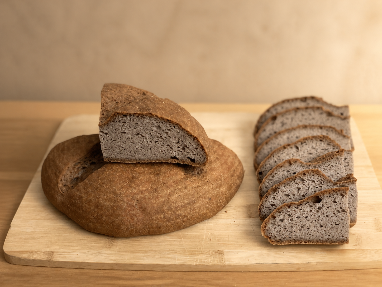 Pan de trigo sarraceno sin gluten cortado para mostrar la miga