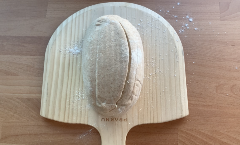 Hogaza de pan greñada antes de entrar en el horno, manteniendo su forma y tensión