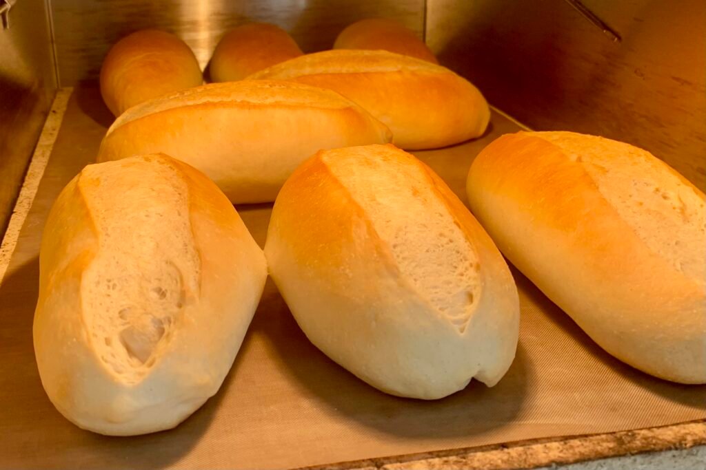Panecillos tiernos para bocadillos dentro del horno durante el horneado