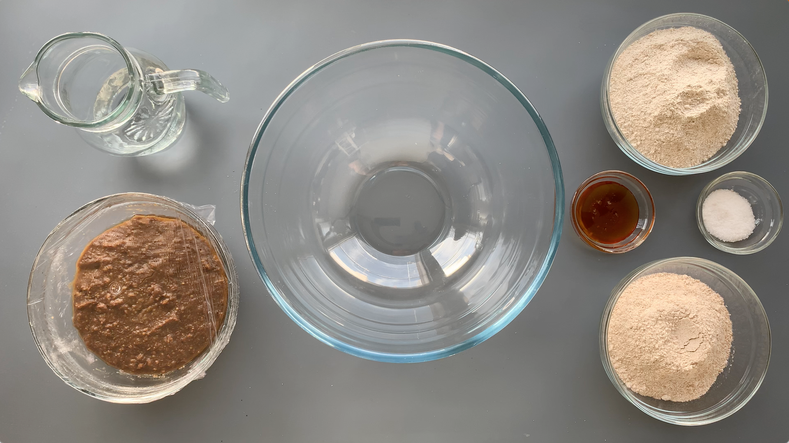 Ingredientes preparados para elaborar una masa de pan con miel