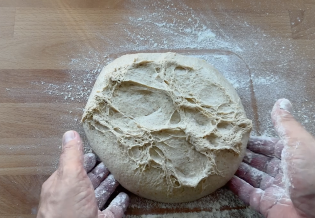 Masa de pan al final de la fermentación en bloque mostrando gas y estructura interna