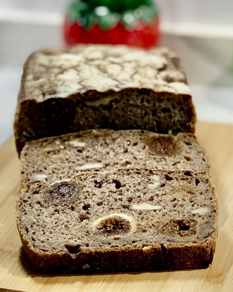 Pan de higos y nueces cortado en rebanadas, con las inclusiones visibles en la miga