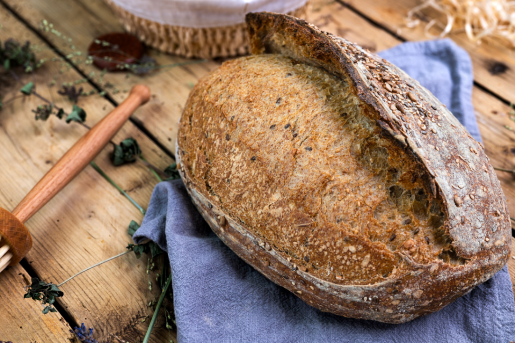 Hogaza de pan de masa madre artesano, imagen del Día Mundial del Pan